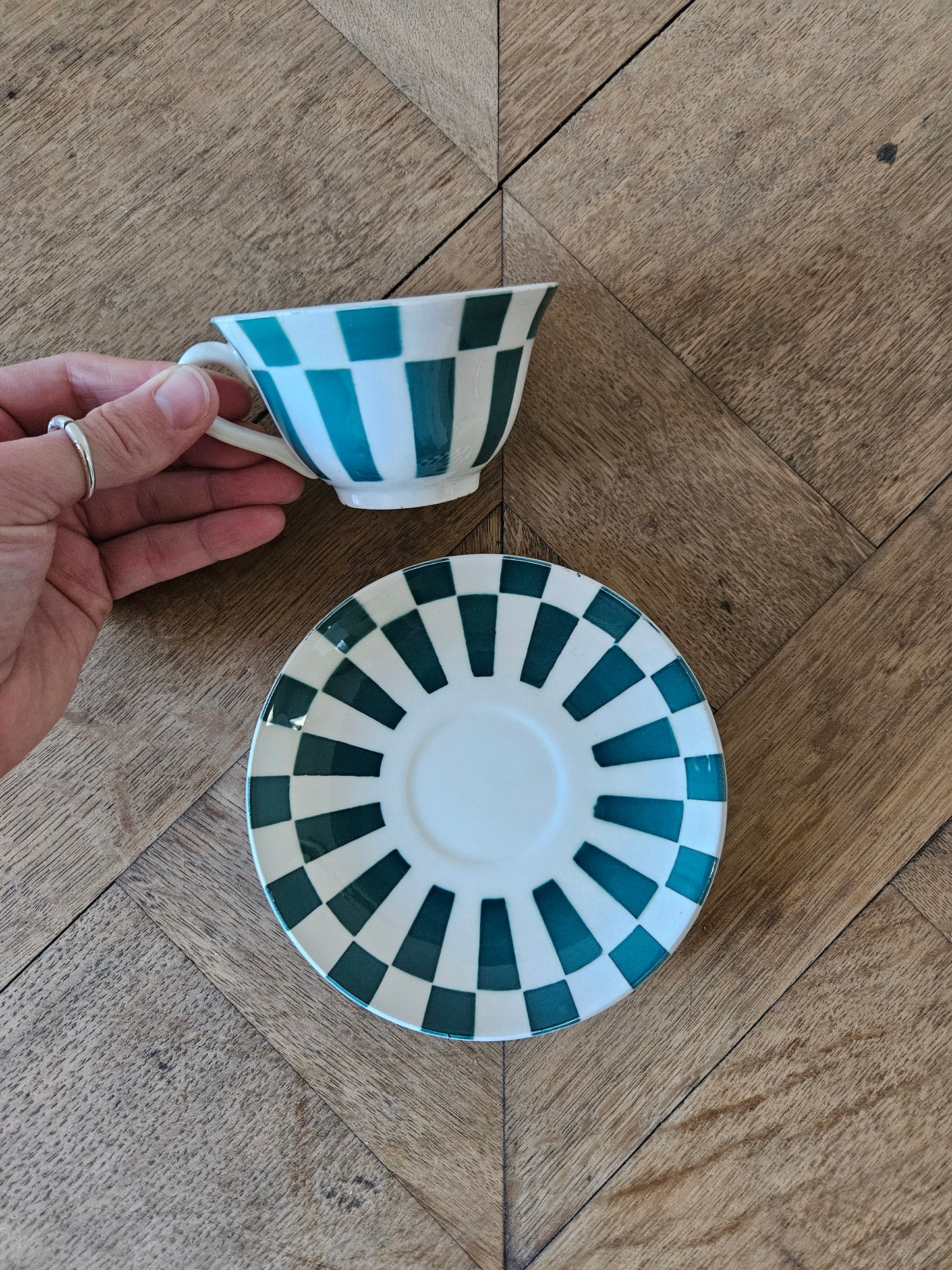 Tasse et sous-tasse anciennes à damier. Digoin 9613.