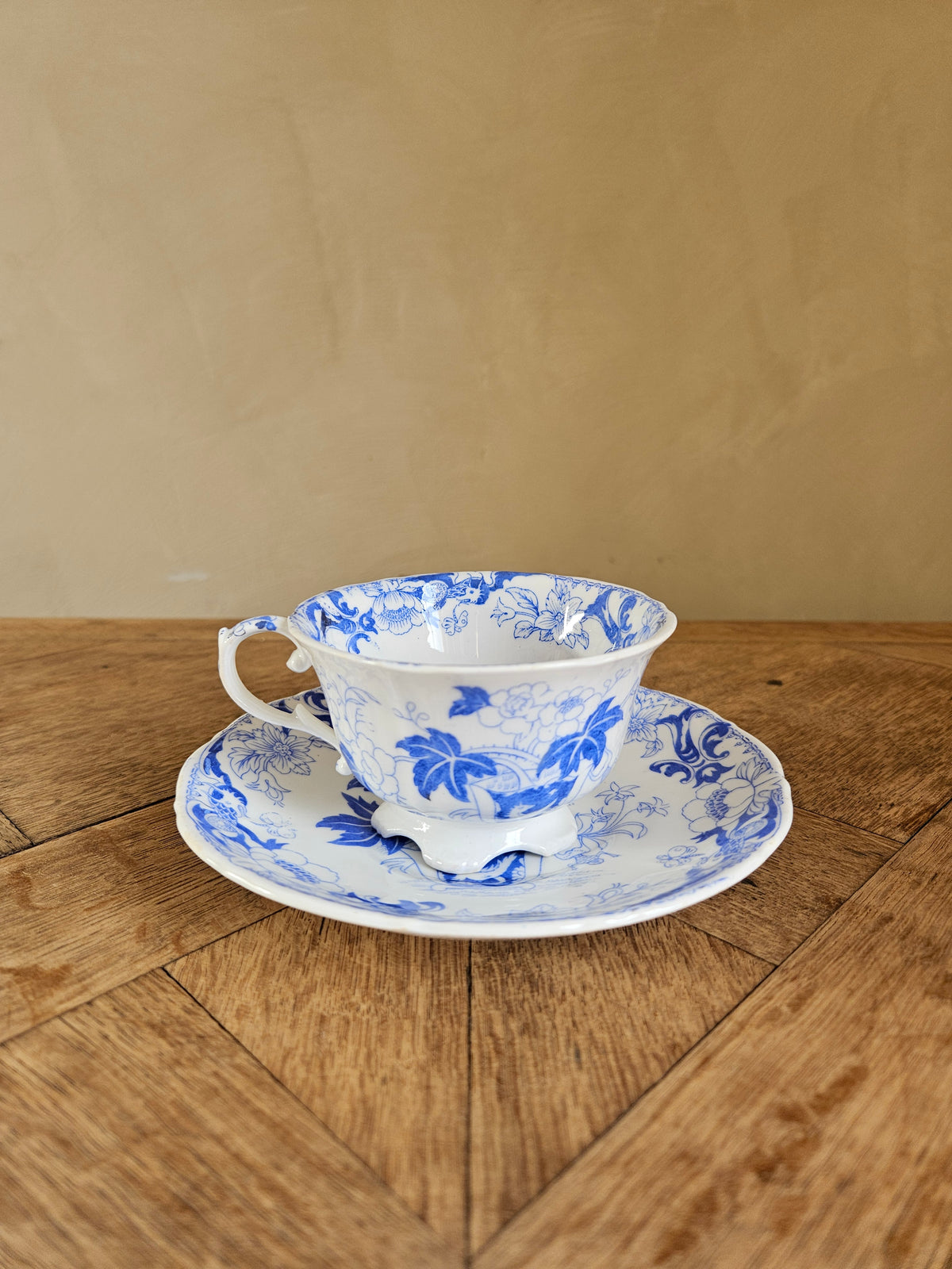 Tasse et sous-tasse anciennes LM & C Lebeuf, Milliet et Compagnie. Creil et Montereau.
Porcelaine. Décor bleu : fleurs, oiseau, papillon et dragons.