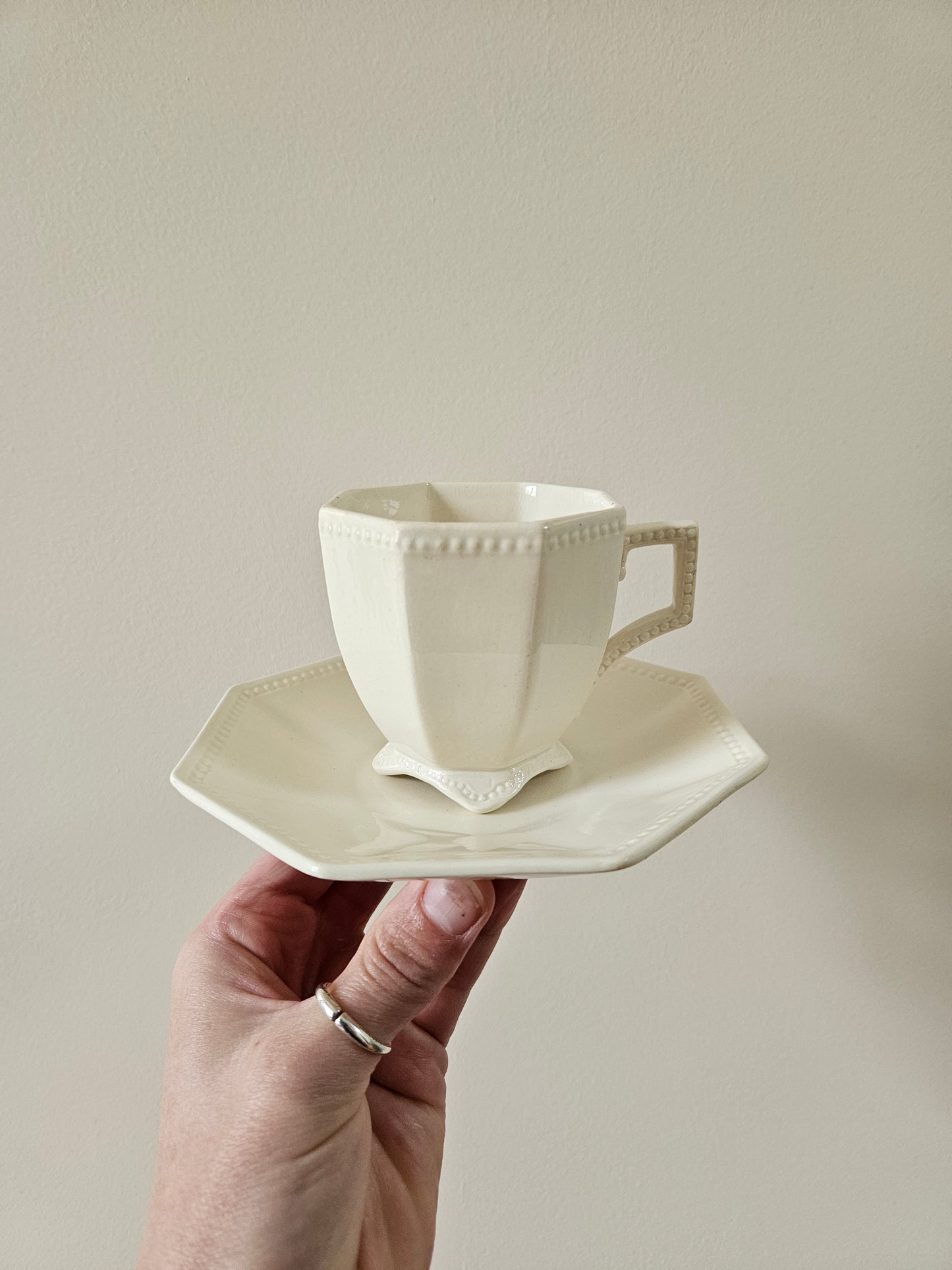 Tasse et sous-tasse anciennes Sarreguemines ocotogonales perlées