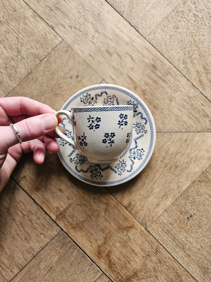 Tasse à café et sous-tasse vintage made in england. Johnson Brothers collection Laura Ashley. Petites fleurs. Ironstone. 