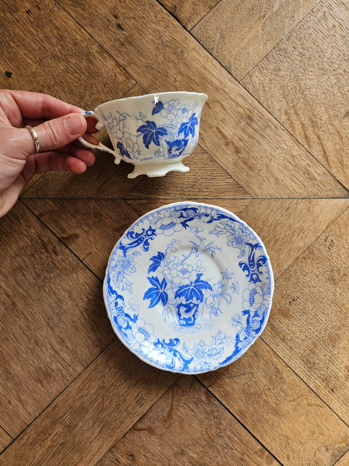 Tasse et sous-tasse anciennes LM & C Lebeuf, Milliet et Compagnie. Creil et Montereau.
Porcelaine. Décor bleu : fleurs, oiseau, papillon et dragons.