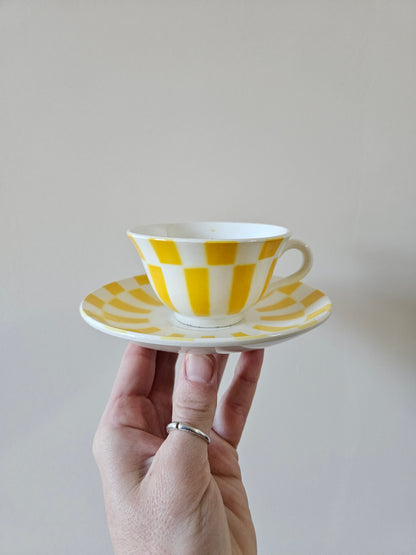 Tasse et sous-tasse vintage Digoin. Damier jaune. 9613