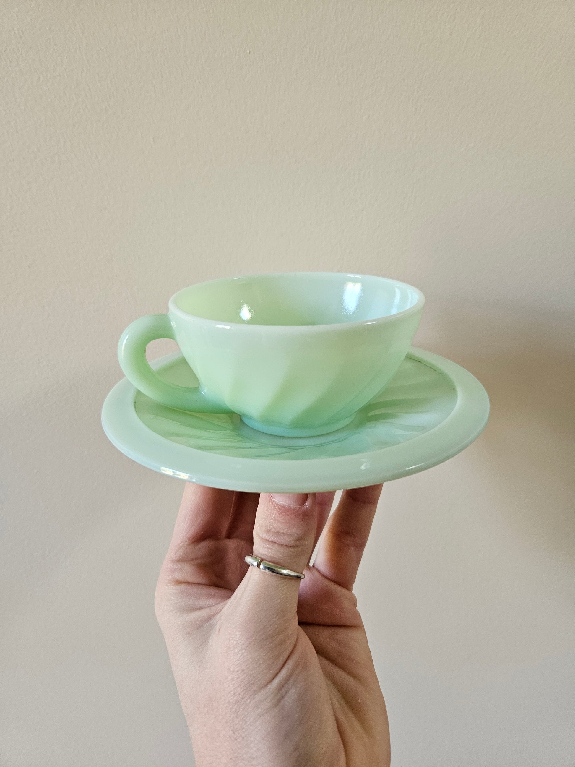 Tasse et sous-tasse vintage Arcopal, vert d’eau. Style shabby chic.