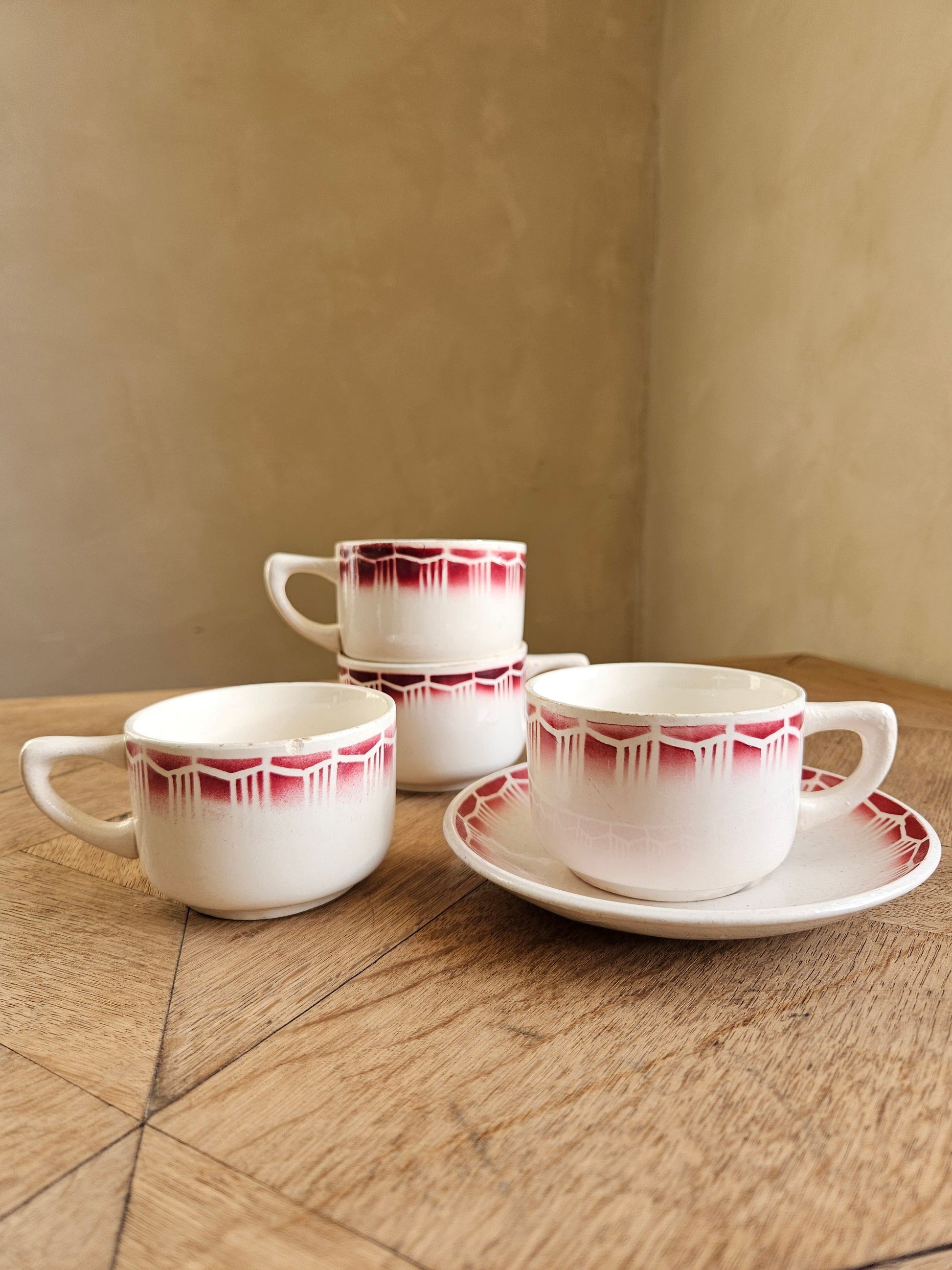 Lot de 4 tasses et 1 sous-tasse rétro. Décor géométrique rouge. Style Digoin, Badonviller.