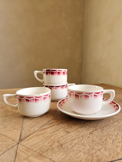 Lot de 4 tasses et 1 sous-tasse rétro. Décor géométrique rouge. Style Digoin, Badonviller.