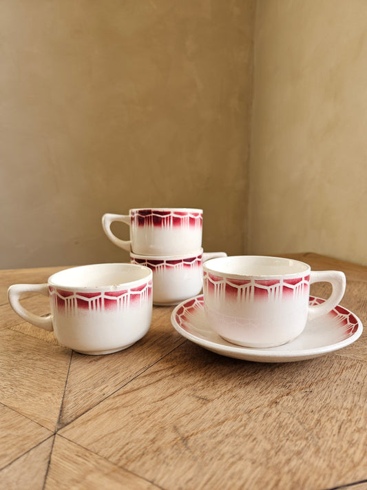 Lot de 4 tasses et 1 sous-tasse rétro. Décor géométrique rouge. Style Digoin, Badonviller.