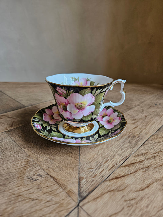 Tasse et sous-tasse vintage Royal Albert. Série provincial flowers, modèle Alberta Rose. Porcelaine anglaise.