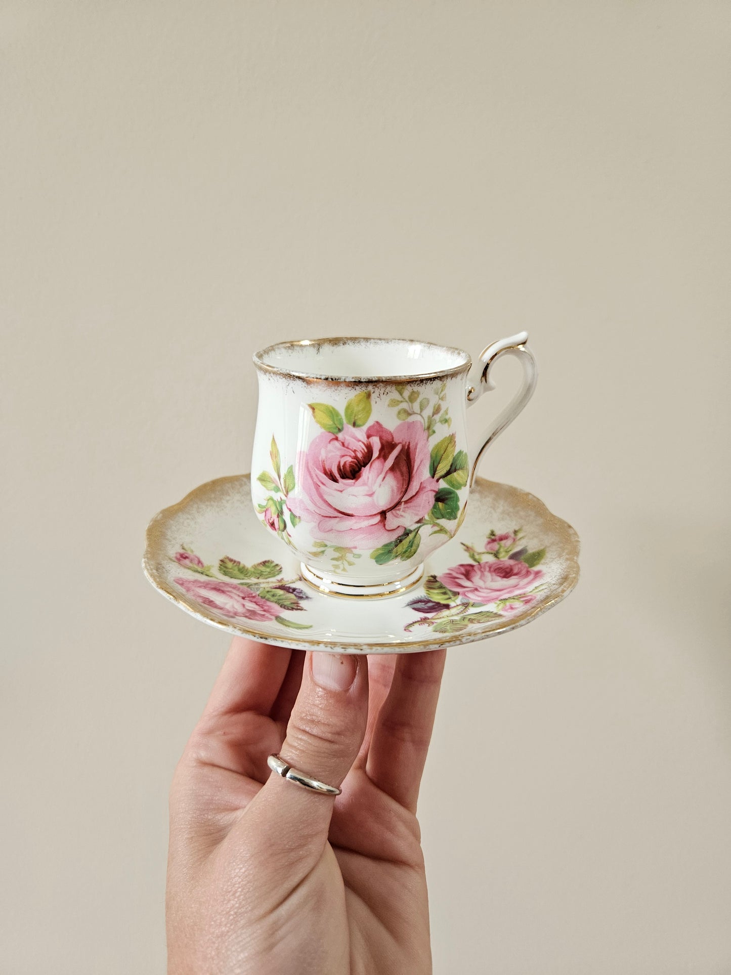 Tasse à café et sous-tasse vintage Royal Albert, American Beauty. Décor de roses shabby chic. Superbe dorure.