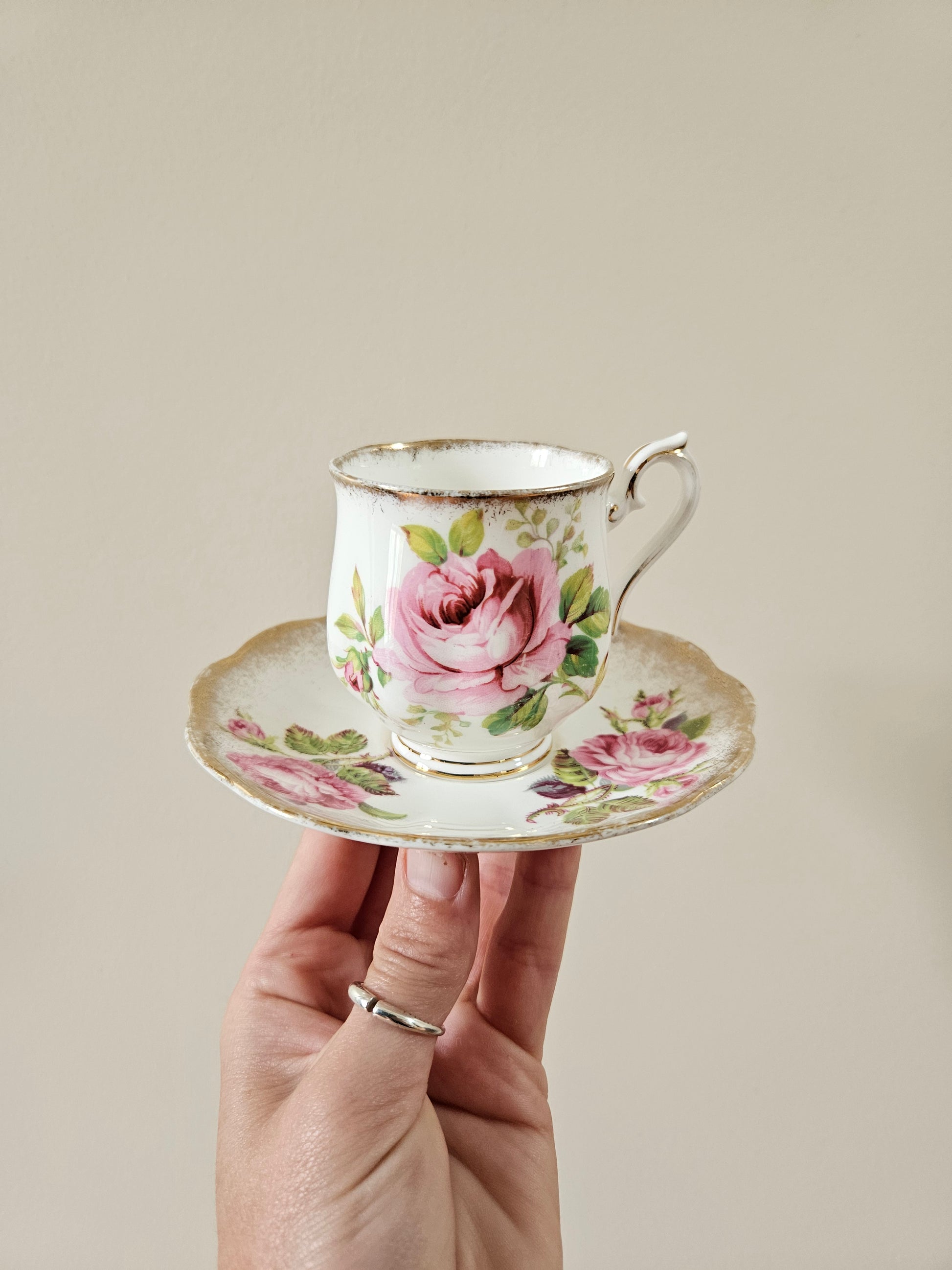 Tasse à café et sous-tasse vintage Royal Albert, American Beauty. Décor de roses shabby chic. Superbe dorure.