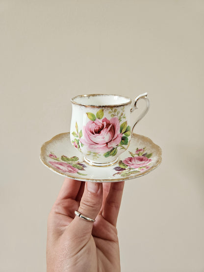 Tasse à café et sous-tasse vintage Royal Albert, American Beauty. Décor de roses shabby chic. Superbe dorure.