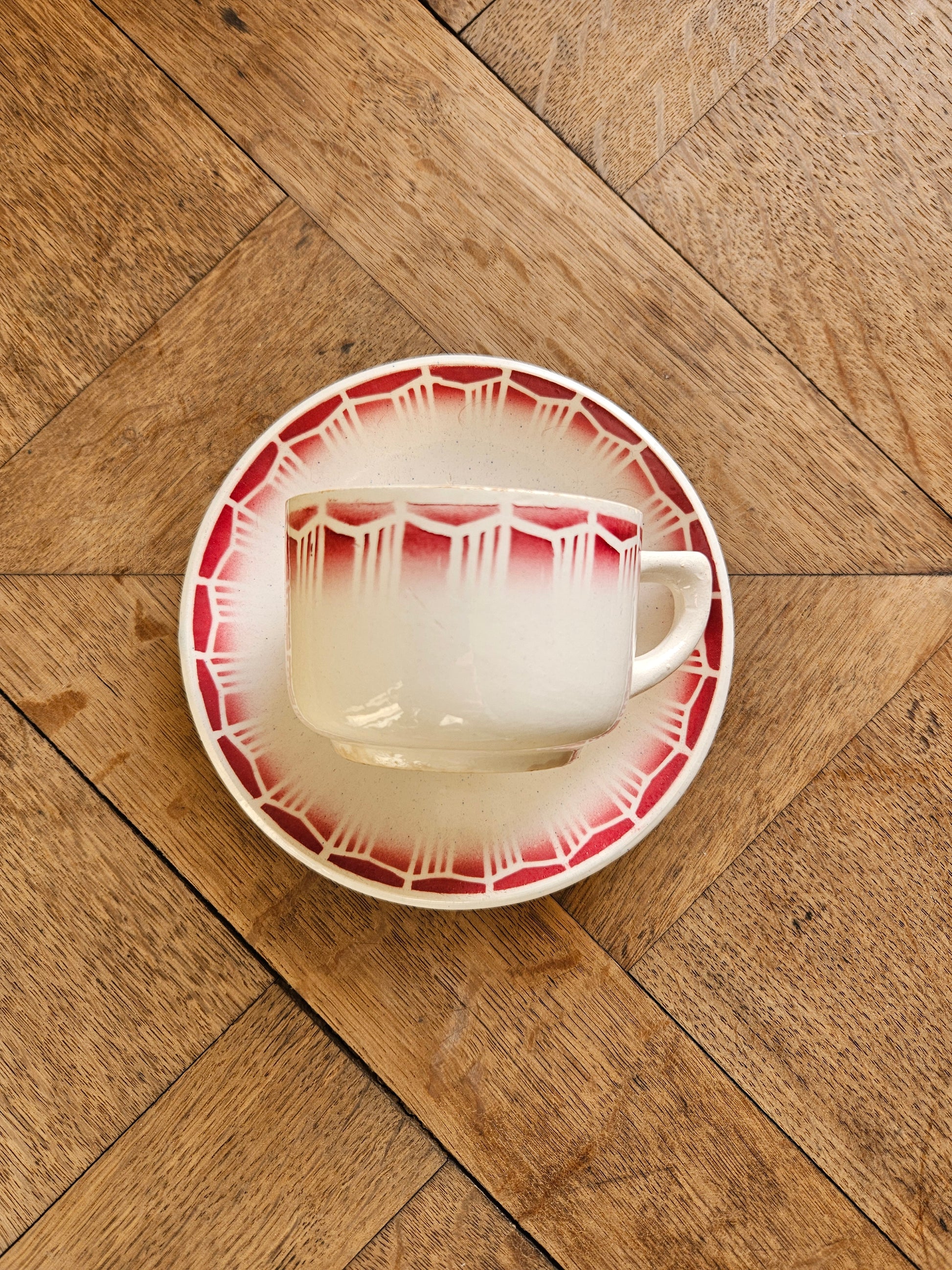 Tasse et sa sous-tasse vintage St Amand. Décor géométrique rétro rouge.