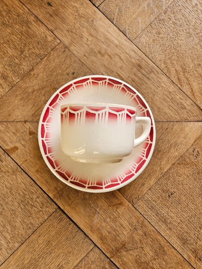 Tasse et sa sous-tasse vintage St Amand. Décor géométrique rétro rouge.