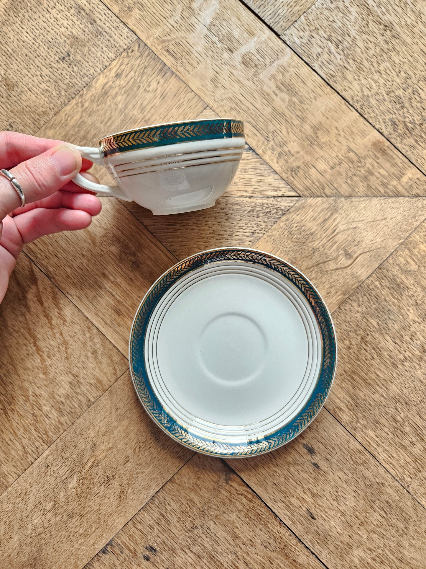 Tasse et sous-tasse anciennes Ceranord modèle Chinon vert empire et doré