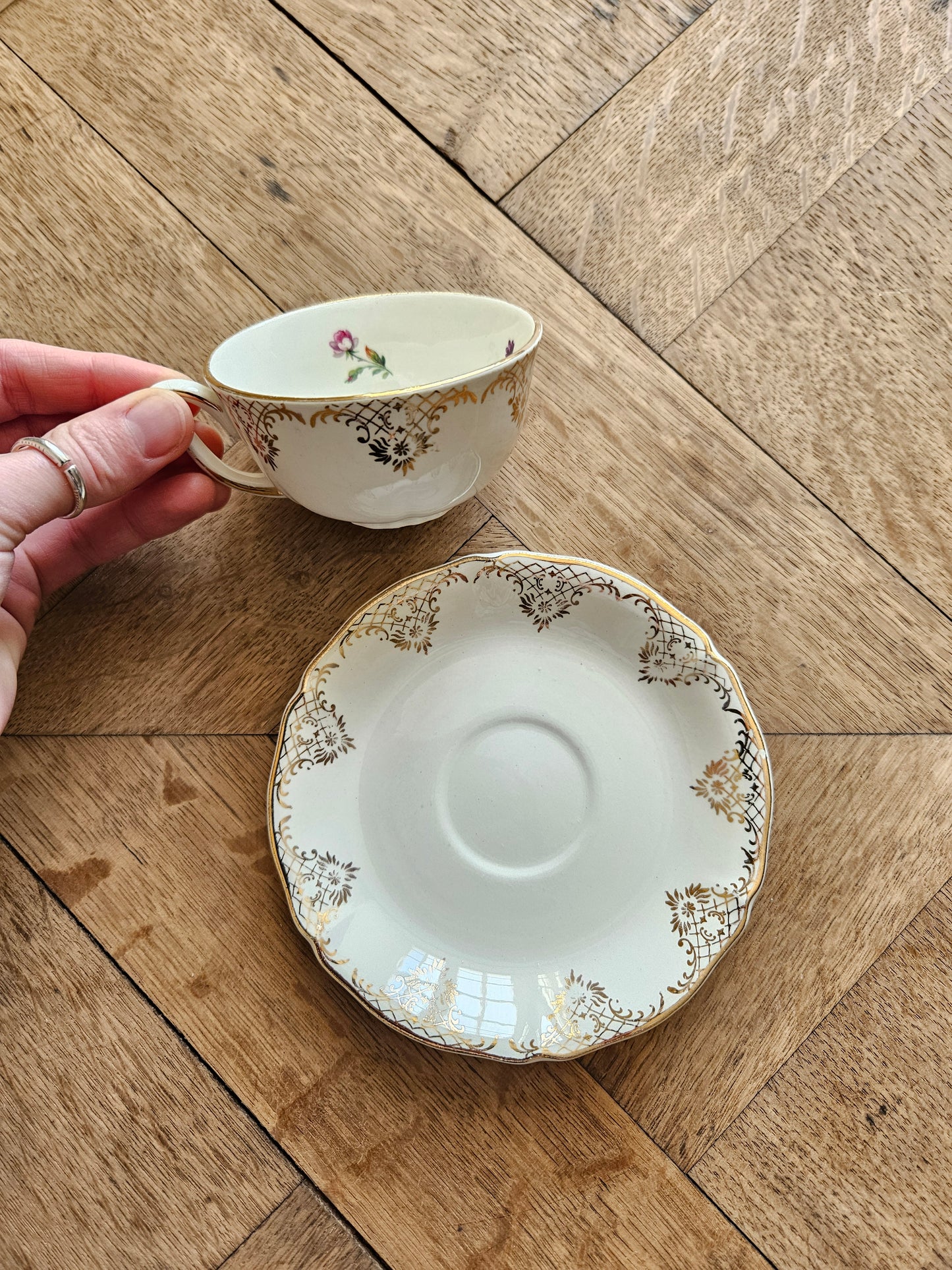 Tasse et sous-tasse anciennesCeranord, Eve. Semi-porcelaine. Bouquets de petites fleurs et dorure. Style shabby chic.