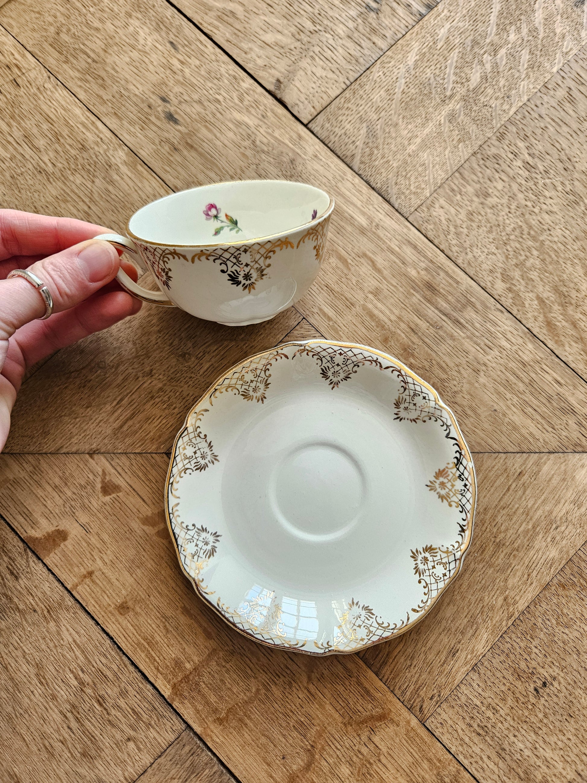 Tasse et sous-tasse anciennesCeranord, Eve. Semi-porcelaine. Bouquets de petites fleurs et dorure. Style shabby chic.