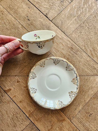 Tasse et sous-tasse anciennesCeranord, Eve. Semi-porcelaine. Bouquets de petites fleurs et dorure. Style shabby chic.