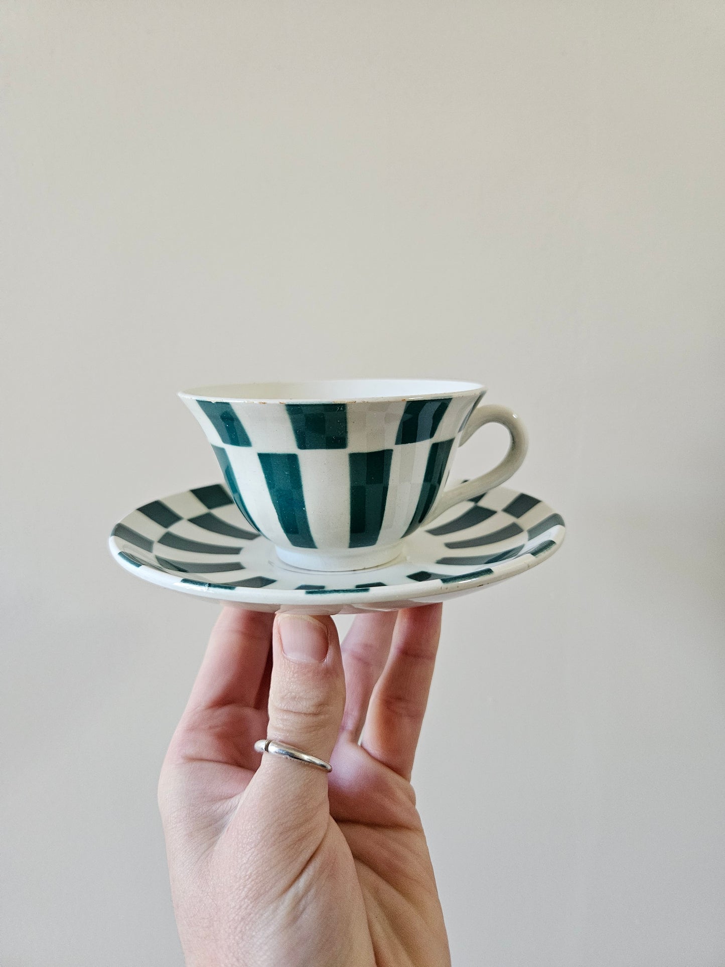 Tasse et sous-tasse vintage digoin 9613 à damier. Vert foncé.