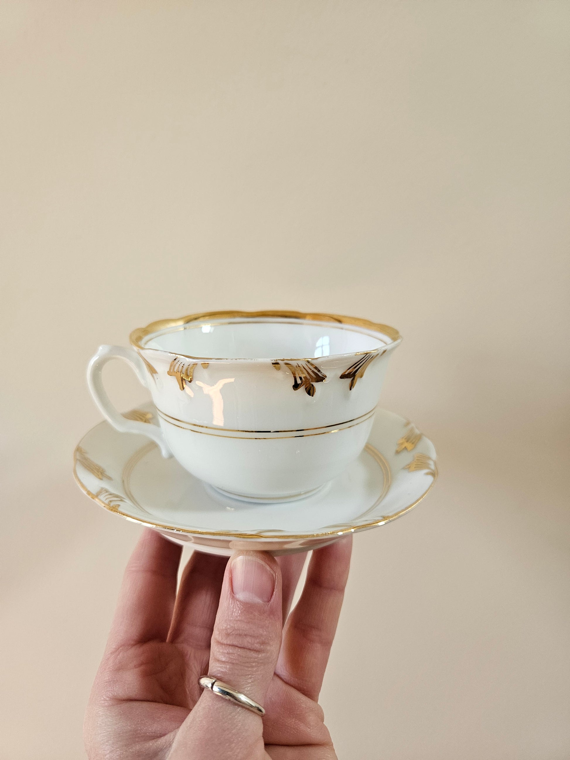 Tasse et sous-tasse vintage en porcelaine. Blanc et doré. 