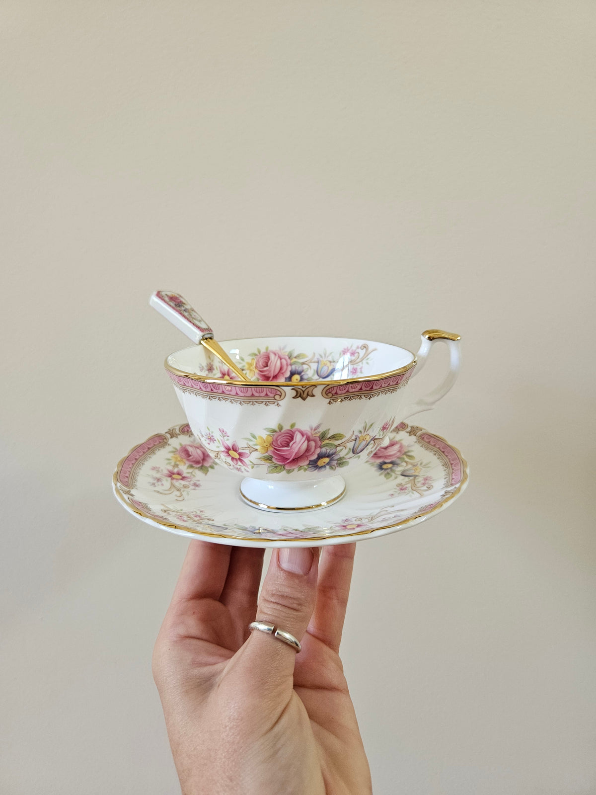 Tasse, sous-tasse et cuillère vintage style shabby chic m. Made in England. Modèle Windsor
