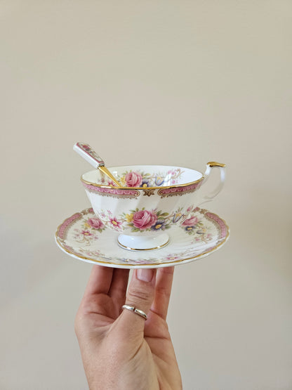 Tasse, sous-tasse et cuillère vintage style shabby chic m. Made in England. Modèle Windsor
