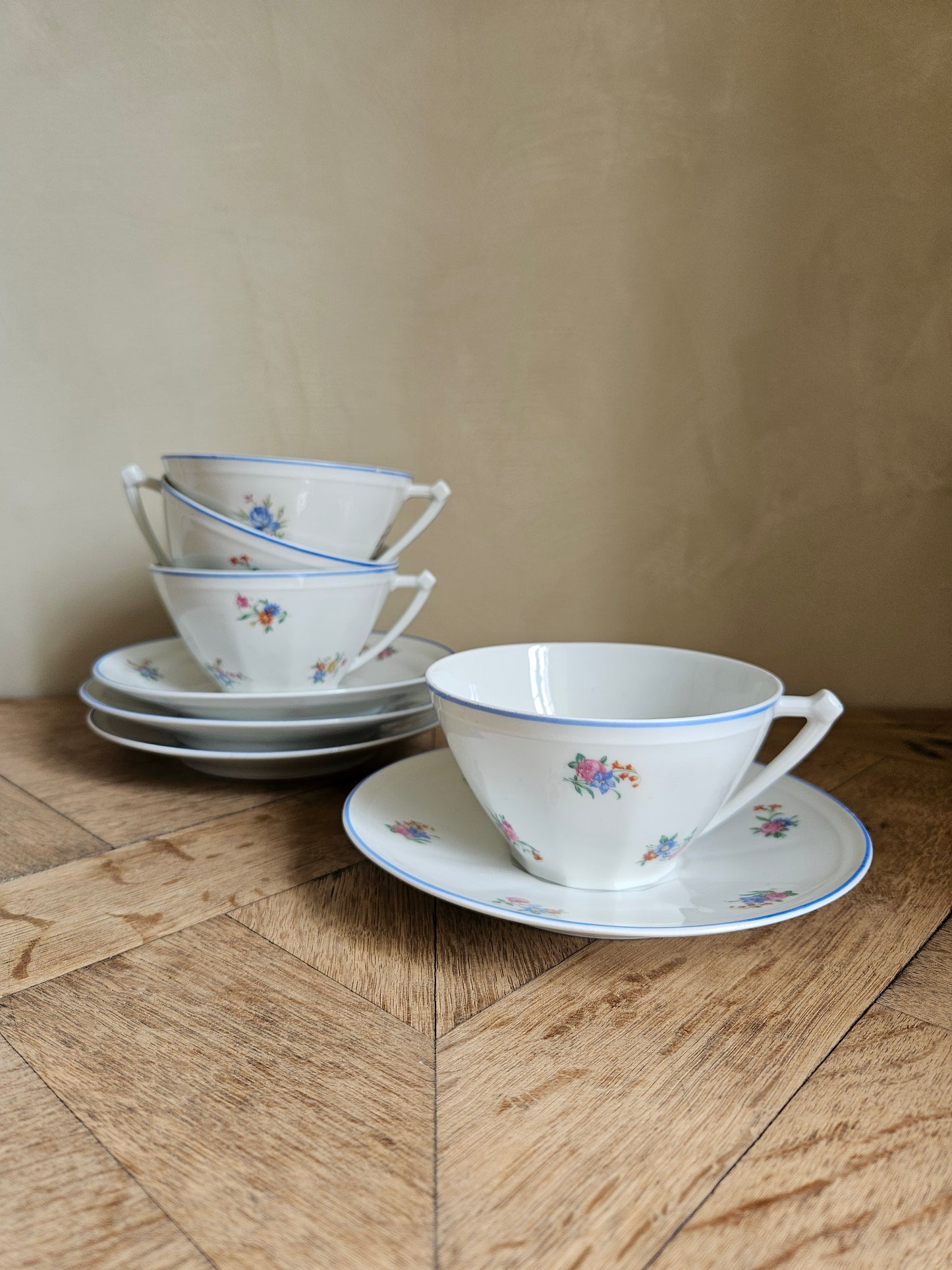 4 grandes tasses vintage porcelaine fleurie