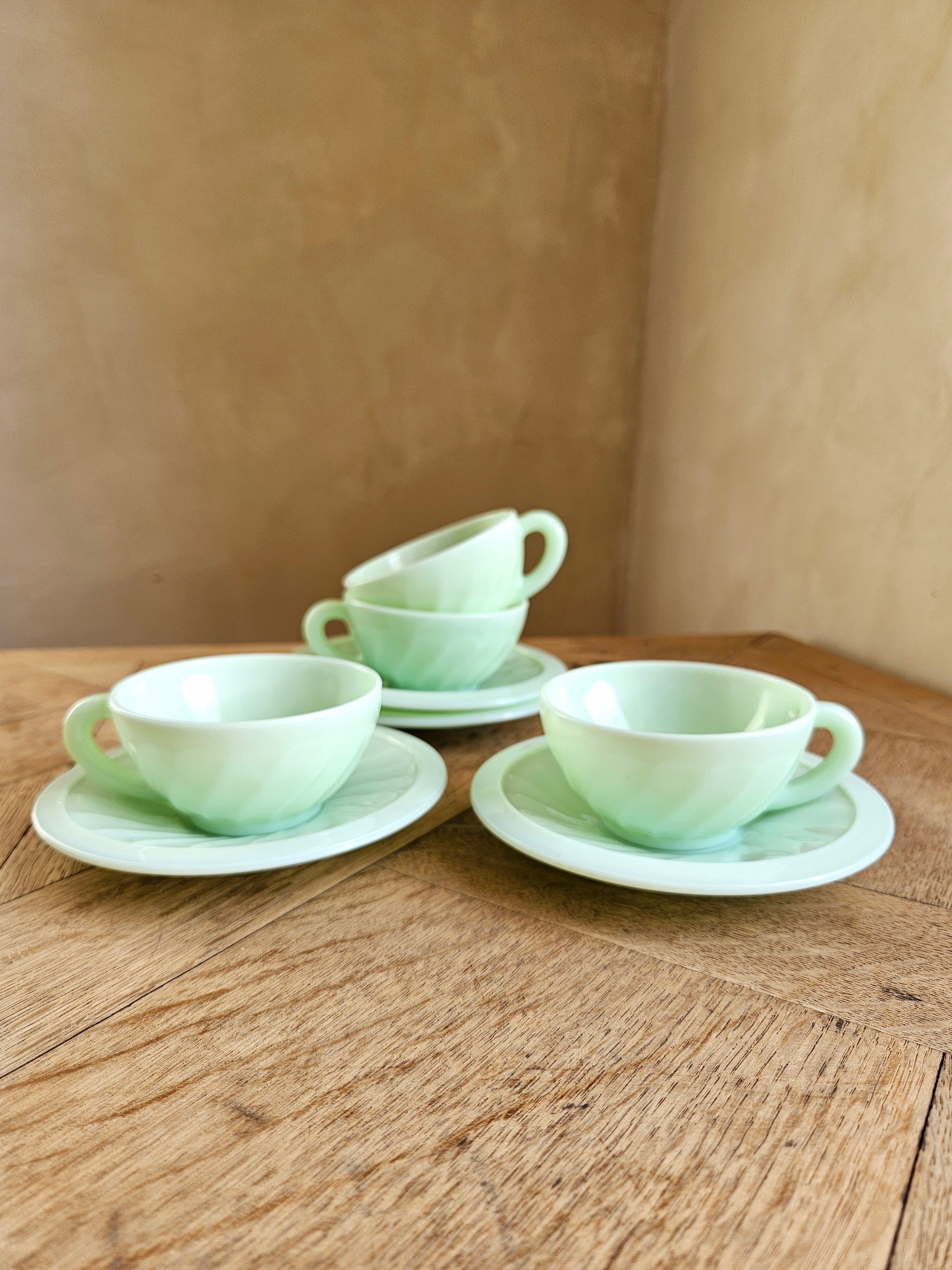 Lot de 4 tasses Arcopal en opaline. Vert d’eau. 