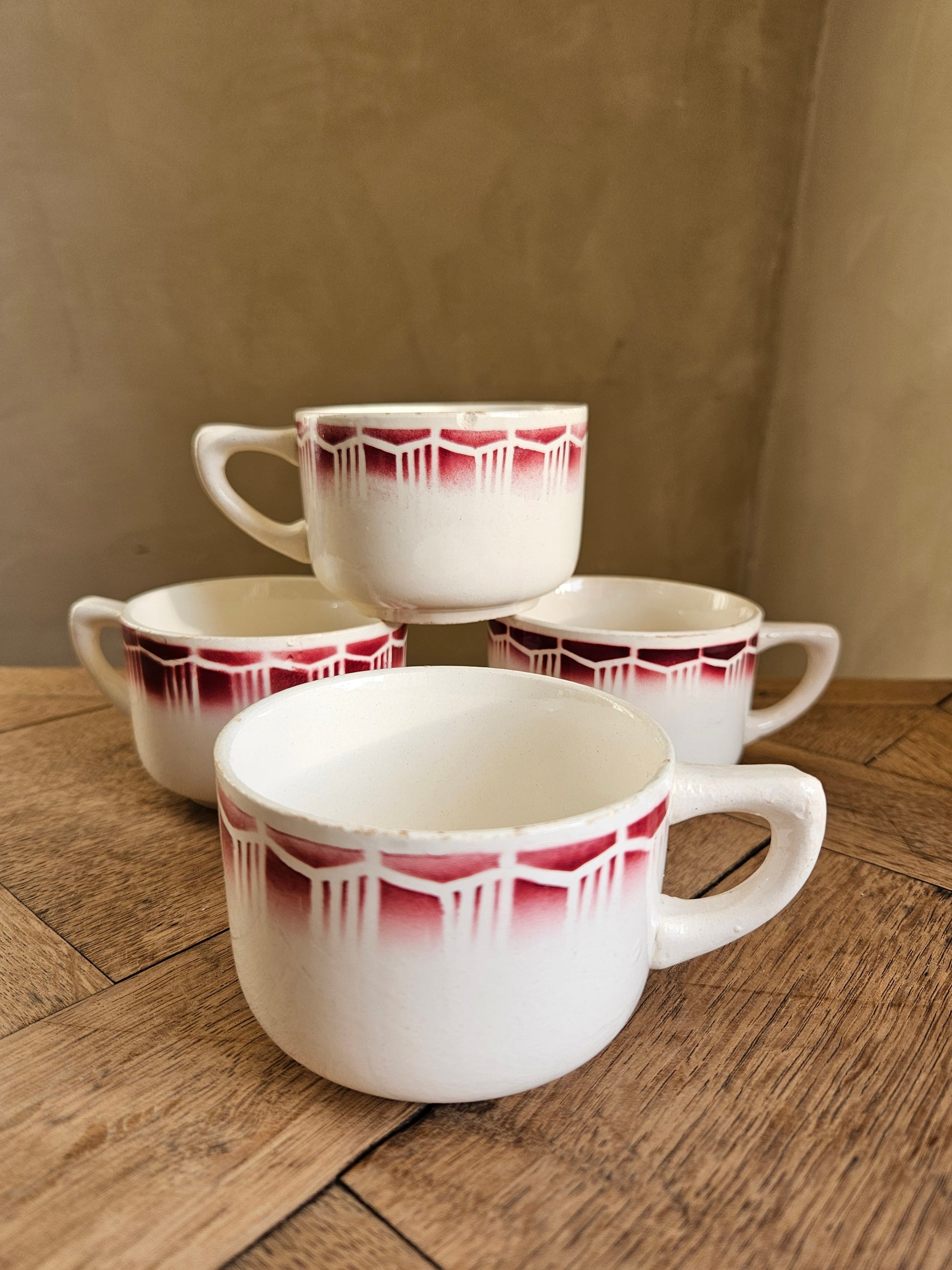 4 tasses rétro au décor géométrique vintage. Couleur rouge bordeaux.