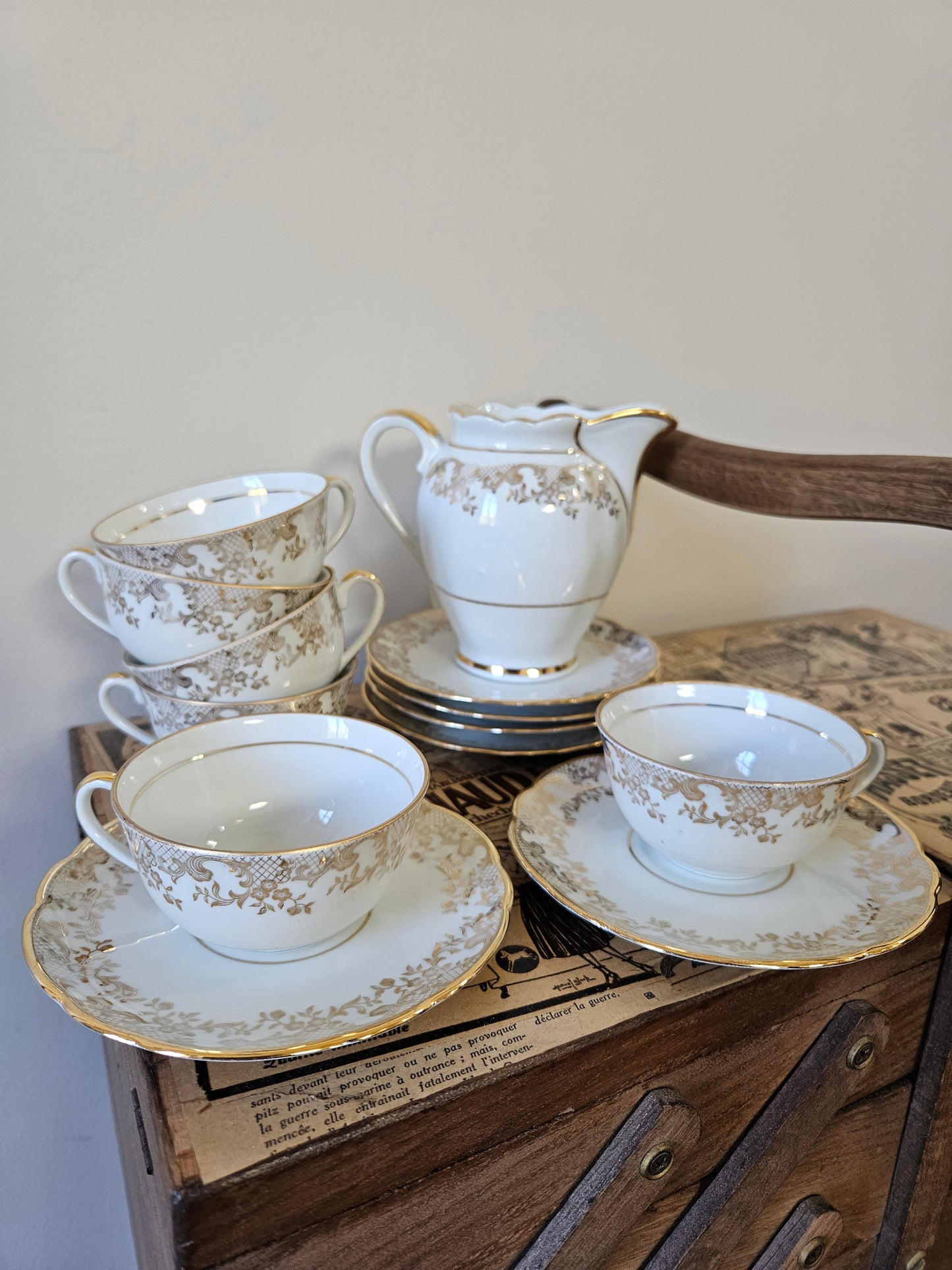 Lot de 6 tasses et pot à lait anciens. Porcelaine. Élégant décor doré.