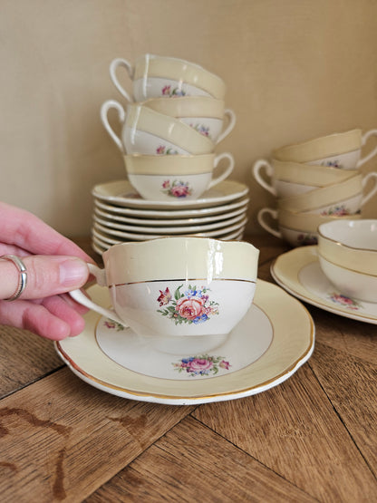 Lot de 10 tasses anciennes Sarreguemines, modèle Huguette. Jaune pastel, fleurs, dorure. Stye shabby chic. 