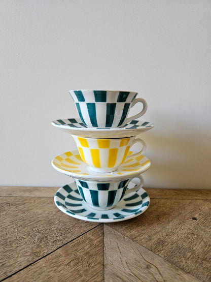 Lot de 3 tasses anciennes digoin. Décor à damier 9613. Vert foncé ou jaune.