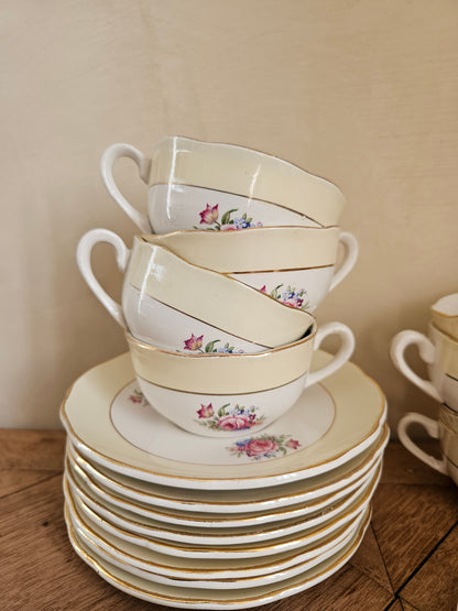 Tasses vintage Sarreguemines, style shabby chic. Liseré jaune pastel, fleurs et dorure