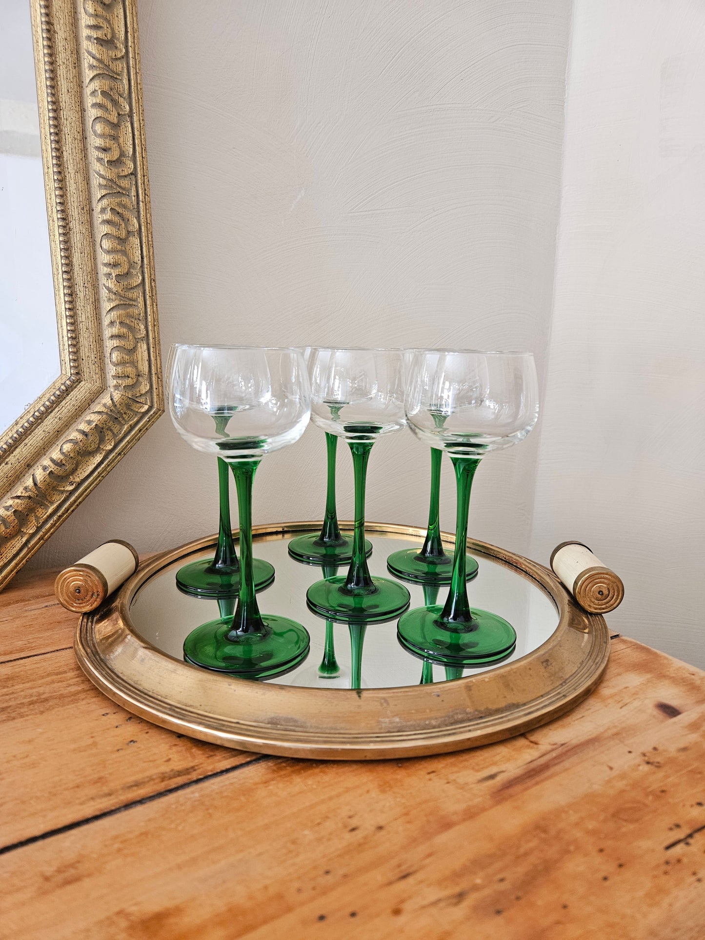 Lot de 6 verres à vin blanc alsaciens. Verre à pied vert. Vintage.