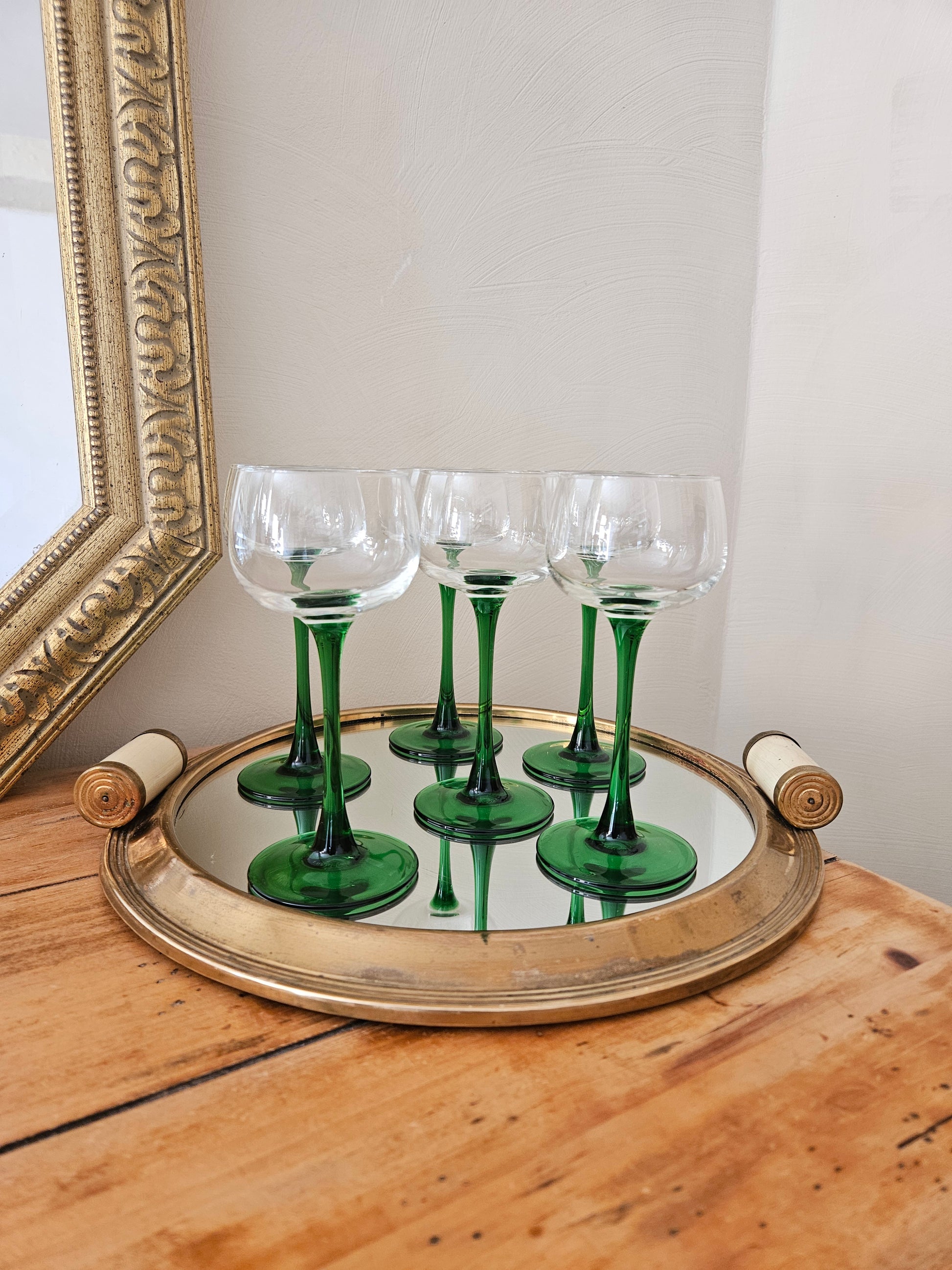 Lot de 6 verres à vin blanc alsaciens. Verre à pied vert. Vintage.