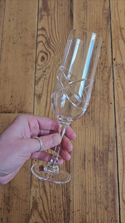Verres et flûtes dépareillés en cristal