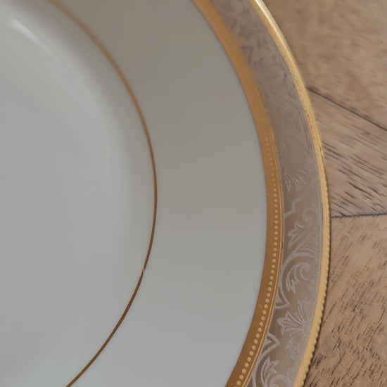 Liseré argenté et doré sur sous-tasse ancienne en porcelaine de Limoges 