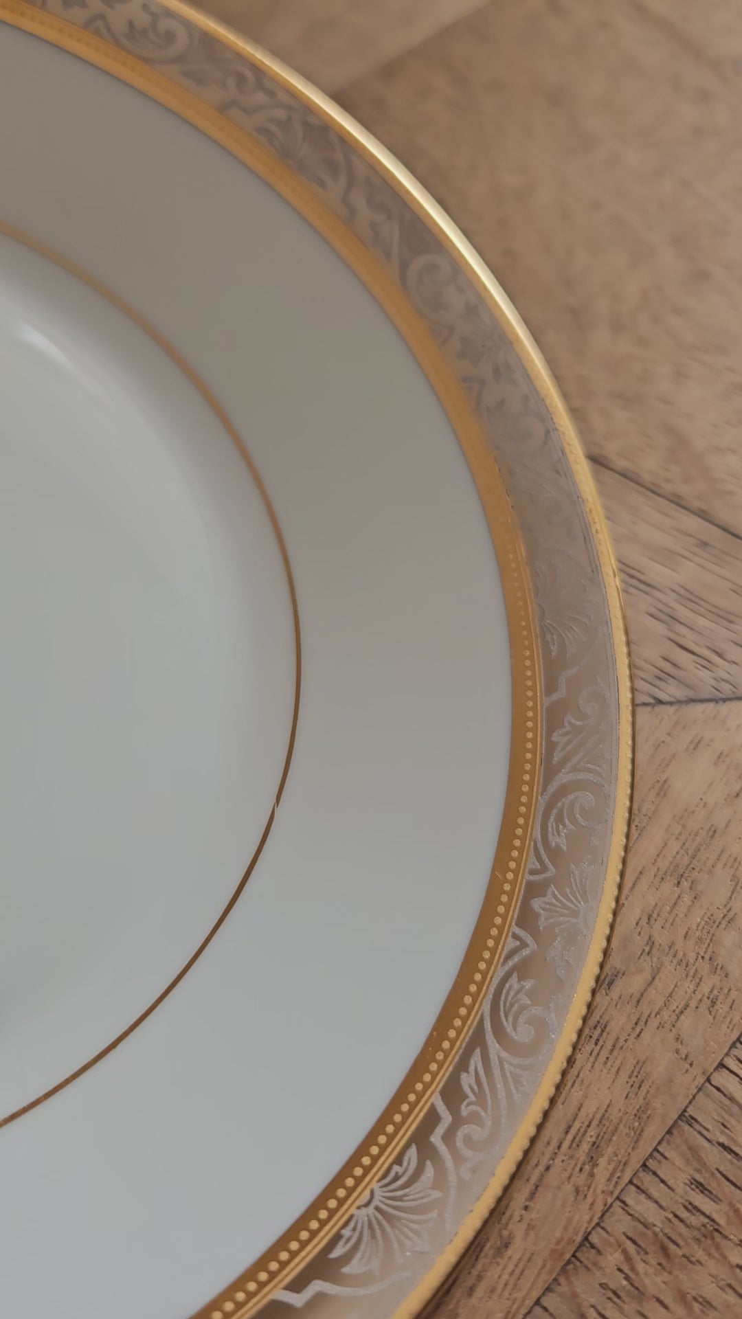 Liseré argenté et doré sur sous-tasse ancienne en porcelaine de Limoges 