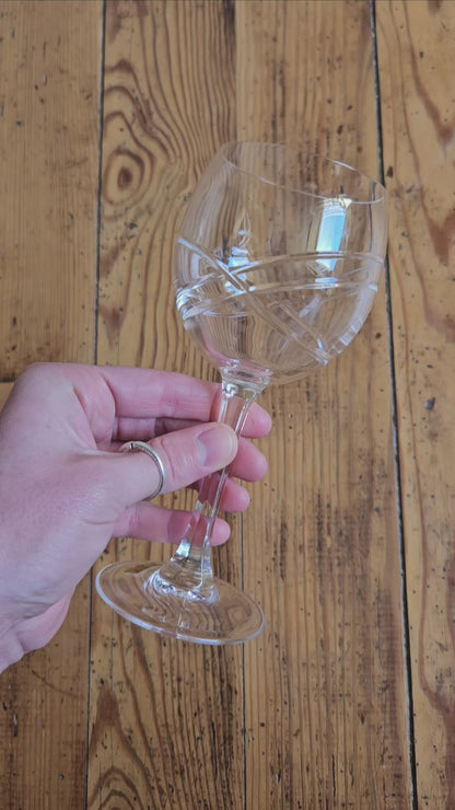 Verres et flûtes dépareillés en cristal