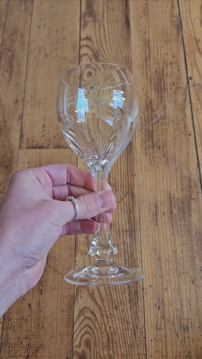 Verres et flûtes dépareillés en cristal