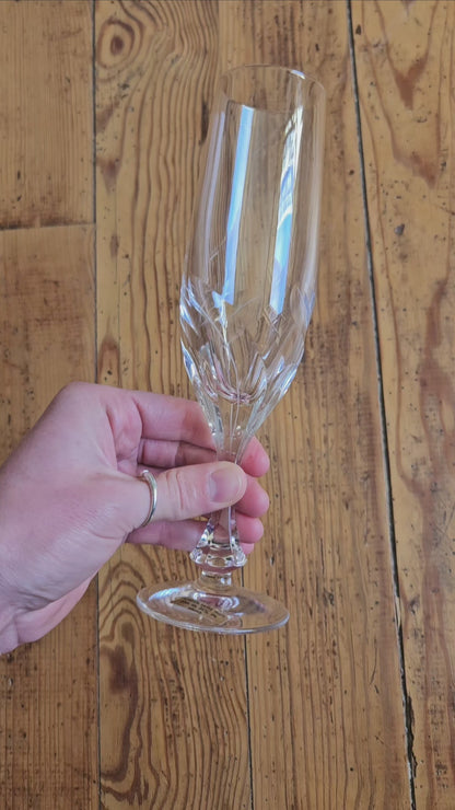 Verres et flûtes dépareillés en cristal