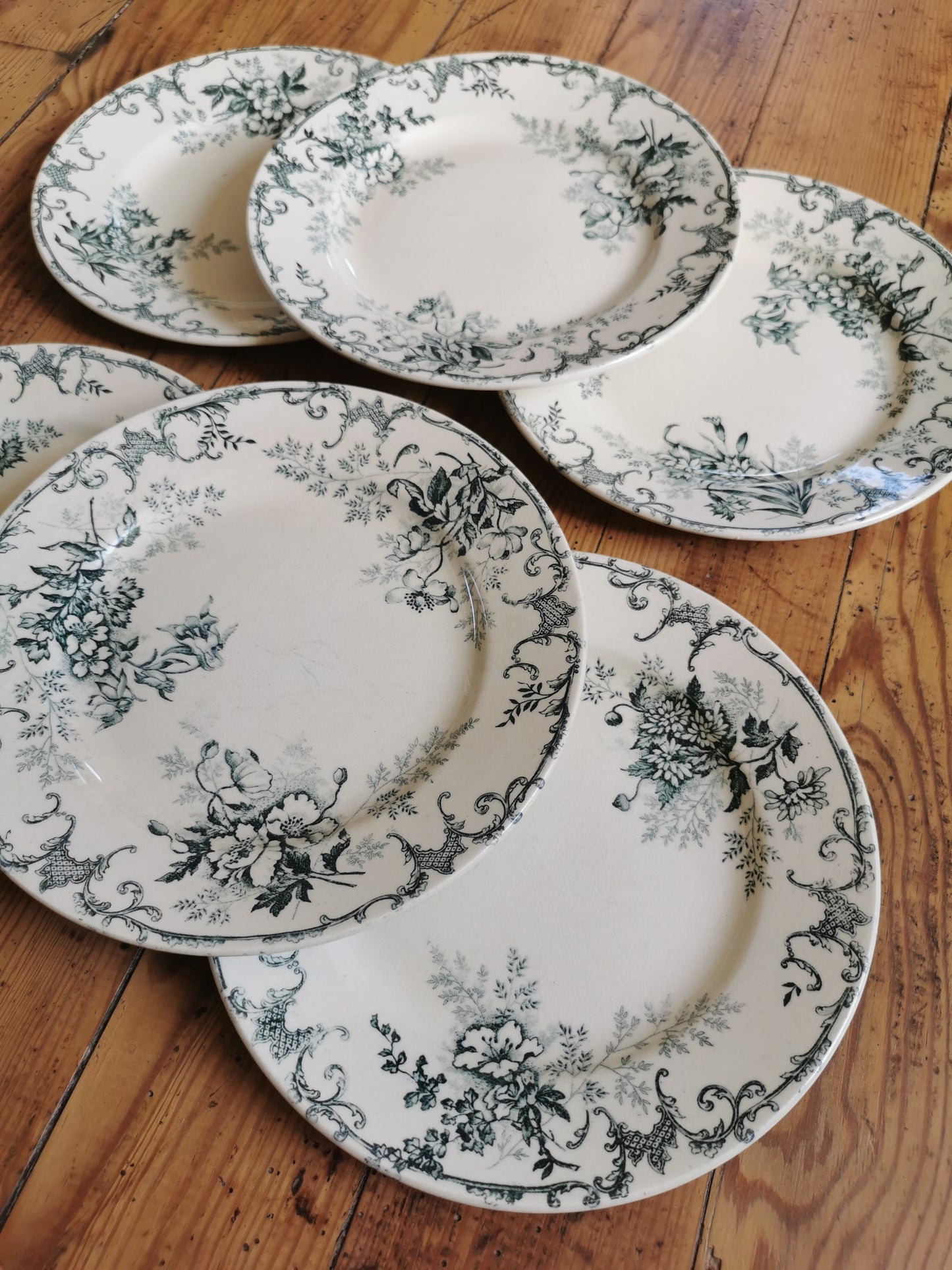 Assiettes à dessert en terre de fer, H.C