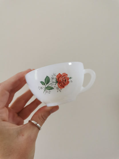 Tasses Arcopal, roses rouges