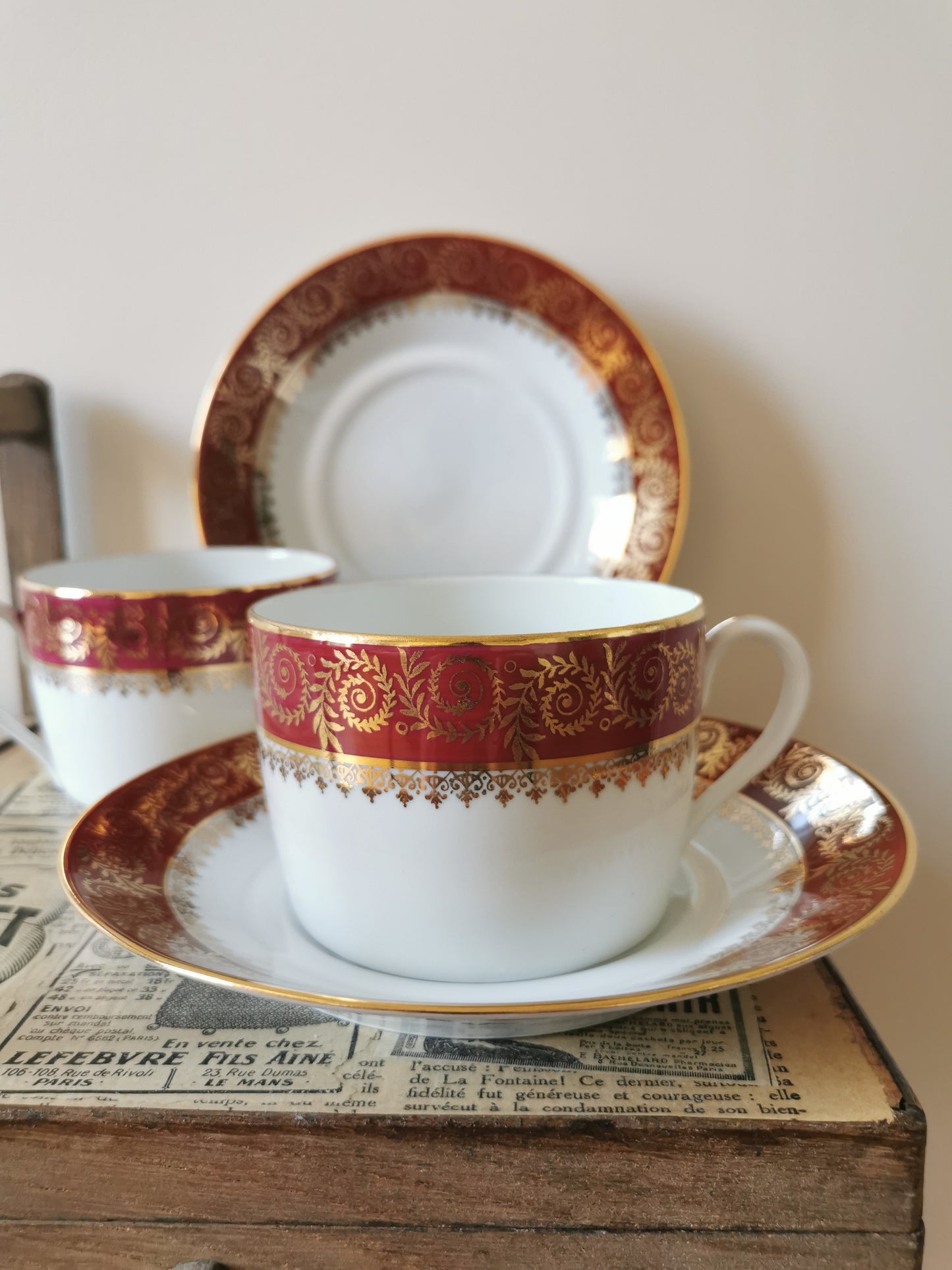 Grandes tasses porcelaine de Limoges, rouges et dorées