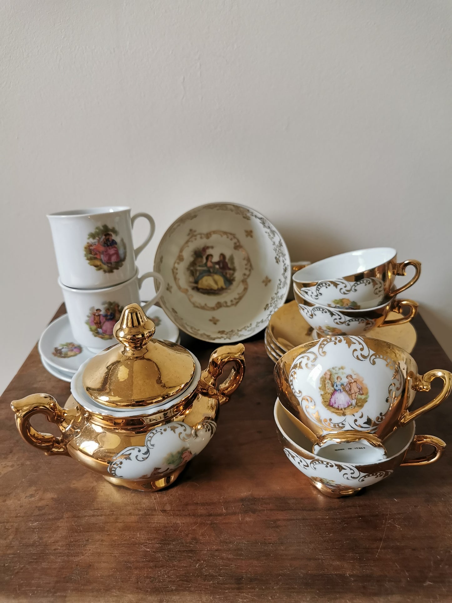 Tasses dépareillées décor romantique