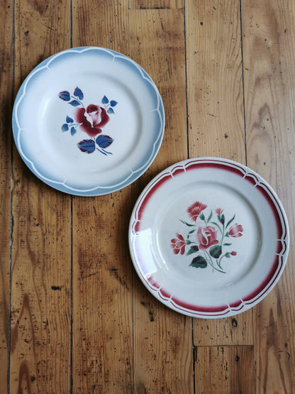 Mix d'assiettes plates rétro, rouge & bleu