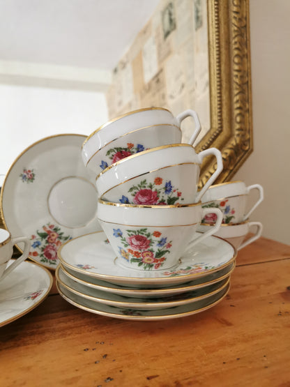Tasses fleuries en porcelaine