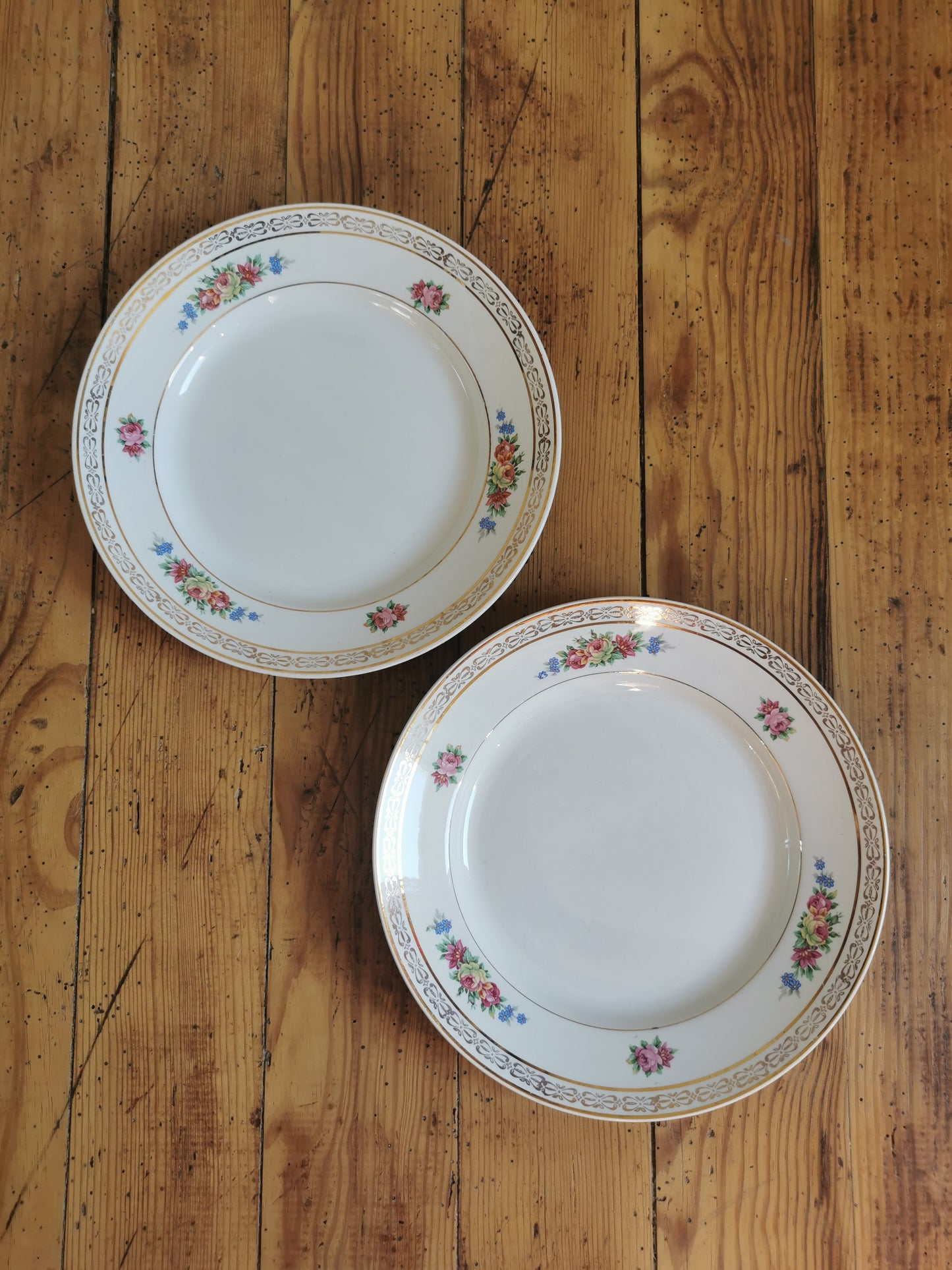 Assiettes plates dépareillées "Shabby Chic"