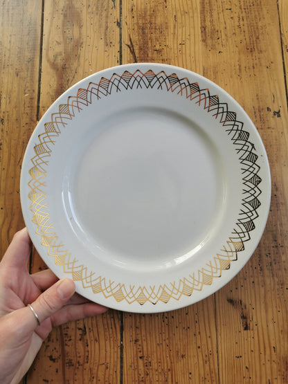 Assiettes plates vintage dépareillées, blanc et doré I