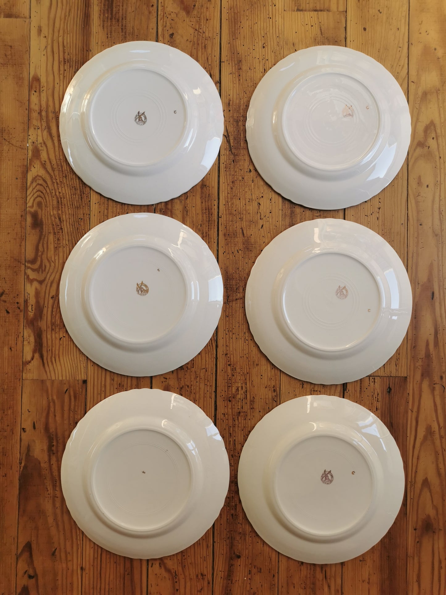 Assiettes plates dépareillées blanc & or