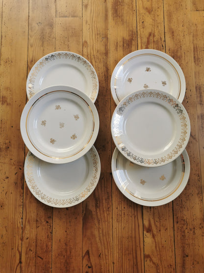 Assiettes plates vintage dépareillées, blanc et doré II