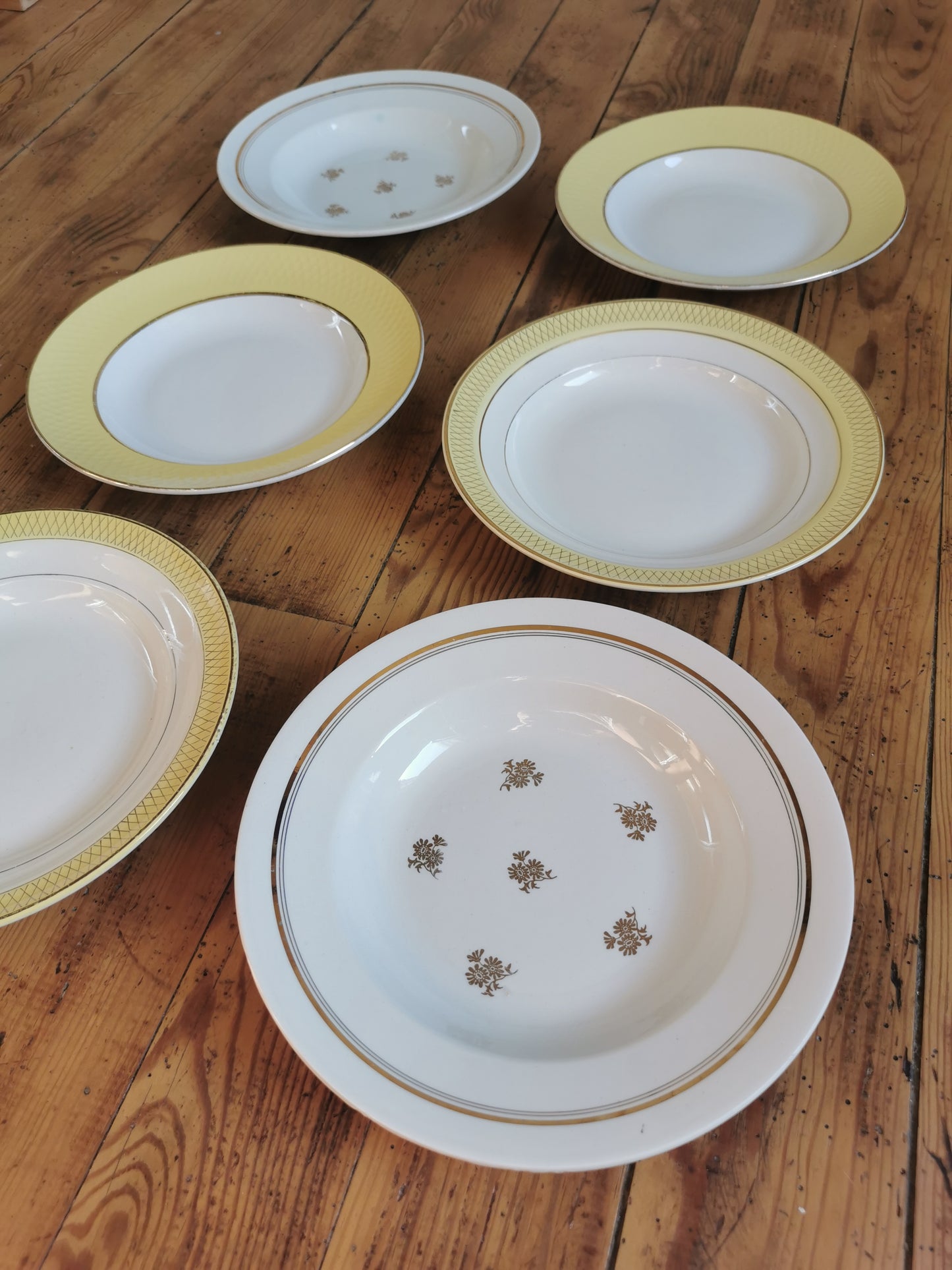 Assiettes creuses dépareillées jaunes et dorées